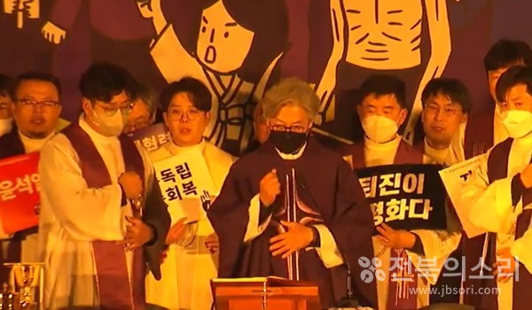 천주교정의구현전국사제단 시국미사 주례를 맡은 김영식 경북 안동교구 신부는 기도미사를 봉헌했다.