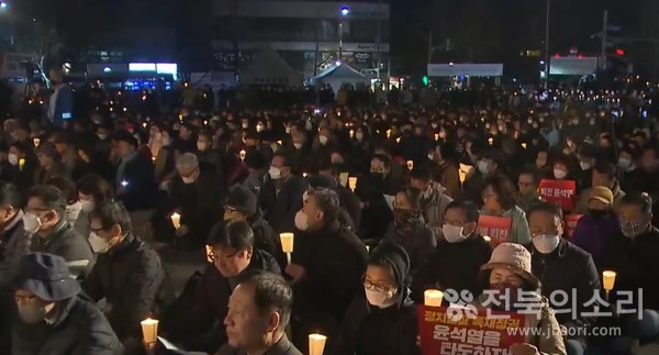 전주시 풍남문광장에는 20일 저녁에 열린 첫 전국 시국미사에 참석하기 위해 많은 시민들이 촛불을 들고 참석했다.