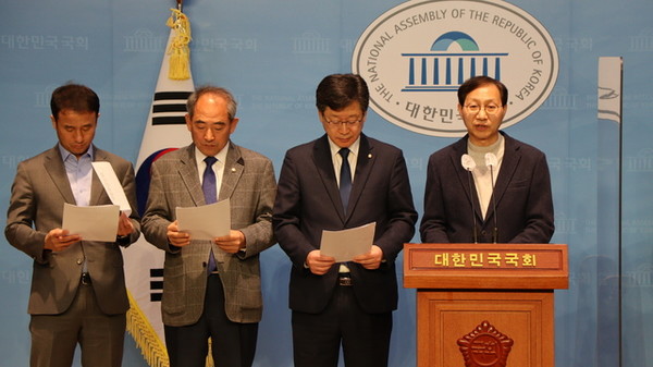 더불어민주당 소속 전북 국회의원들(왼쪽부터 한병도, 윤준병, 안호영, 김성주)이 3월 7일 국회 소통관에서 기자회견을 열고 국민연금 기금운용본부 서울 이전설 논란에 대해 입장을 밝혔다.(사진=김성주 의원실 제공)