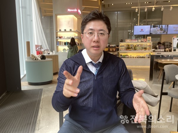 "싸우더라도 종국엔 타협하고 반보씩이라도 전진을 유도하는 정치 제도를 만들면 좋겠다”고 말하는 이동학 전 더불어민주당 청년 최고위원.