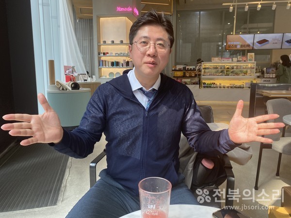 "제대로 된 나라를 미래 세대에게 물려줄 수 있도록 책임 있는 행동을 해달라"고 윤석열 대통령과 정부에 촉구하는 이동학 전 더불어민주당 청년 최고위원.