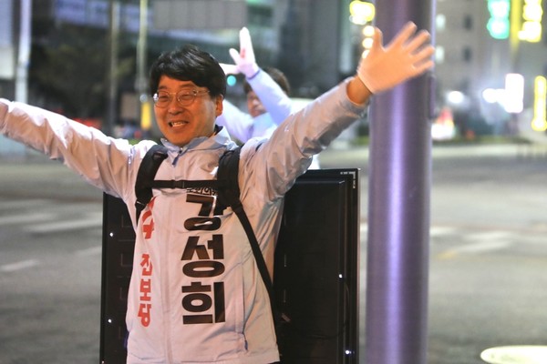 강성희 진보당 당선인이 길거리에서 시민들에게 인사하고 있다.(사진=강성희 후보 선대위 제공)