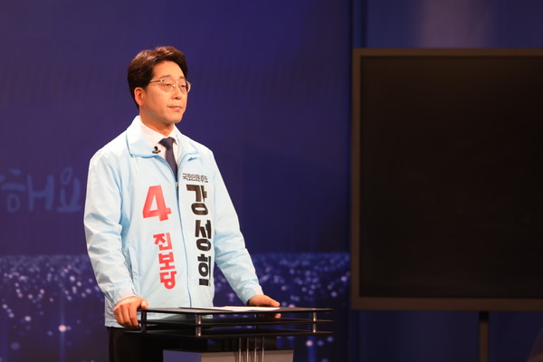 전주을 후보자 방송토론회에 출연한 모습.(사진=강성희 후보 선대위 제공) 