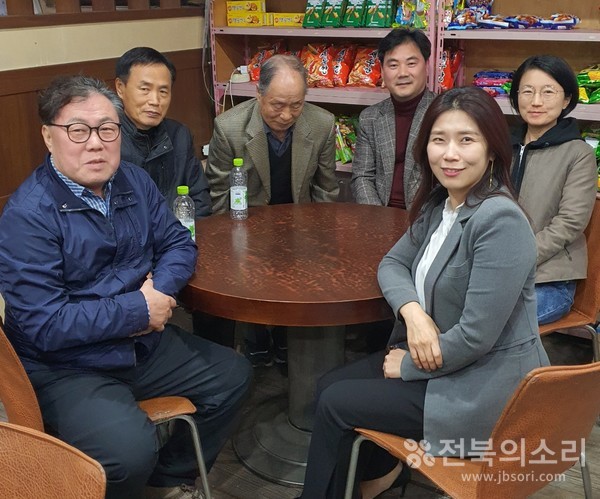 7일 열린 '전북의소리 2023년 제2차 독자참여편집위원회'에는 (사진 오른쪽부터) 손주화(전북민언련 사무처장)·김로연(방송작가)·이보삼(서진손해사정공사 이사)·백병걸(전 전북대 교수)·최동성(전북대 초빙교수) 위원(가나다 순)과 박주현 전북의소리 대표가 참여한 가운데 다양한 의견들을 나누었다. 