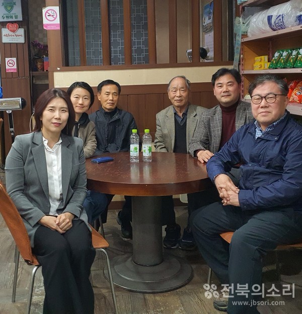 7일 열린 '전북의소리 2023년 제2차 독자참여편집위원회'에는 (사진 왼쪽부터) 손주화(전북민언련 사무처장)·김로연(방송작가)·최동성(전북대 초빙교수)·백병걸(전 전북대 교수)·이보삼(서진손해사정공사 이사) 위원(가나다 순)과 박주현 전북의소리 대표가 참여한 가운데 다양한 의견들을 나누었다.