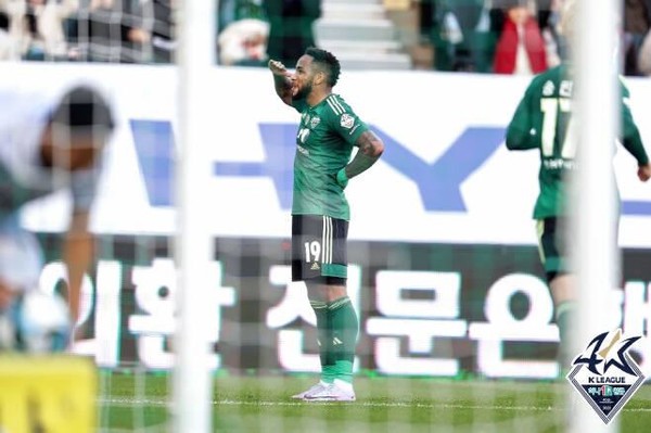 쐐기골을 터트린 '하파 실바'가 팬들에게 거수경례를 하고 있다(사진=프로축구연맹 제공)