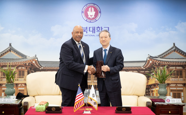 지난 7일 미국 캘리포니아주립대학교 도밍게즈힐스 토머스 A. 퍼햄 총장이 전북대를 방문, 양오봉 총장과 국제협력을 위한 공식 협약을 체결했다.(사진=전북대 제공)