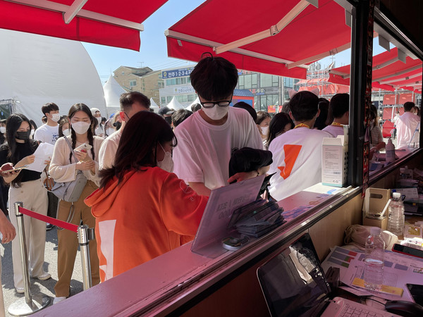 2022년 전주국제영화제 현장 매표소 장면(사진=전주국제영화제 제공)