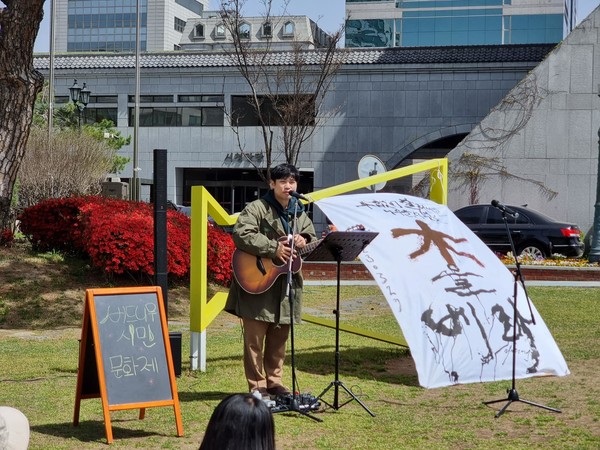 전주천·삼천 버드나무 살리기 시민문화제에 참석한 시민 뮤지션이 ‘버드나무 송가'를 부르고 있다.(사진=전북환경운동연합 제공)