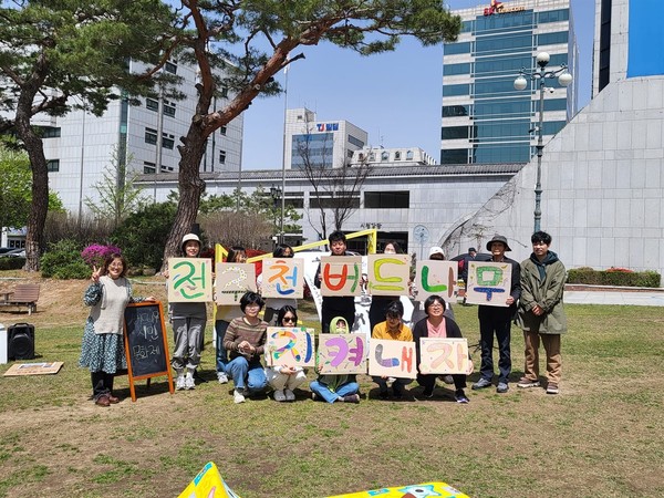 전주시는 3월 중순경 치수를 강조하며 갑자기 전주천과 삼천의 자생 버드나무 260여 그루를 벌목하였고 많은 시민들이 항의하고 있다. 20여일 째, 시청 앞에서는 이를 항의하는 1인 시위가 진행되고 있다. 위 사진은 4월 12일에 시청 앞 노송광장에서 진행된 '버드나무 문화제'의 사진이다.(사진=김길중)