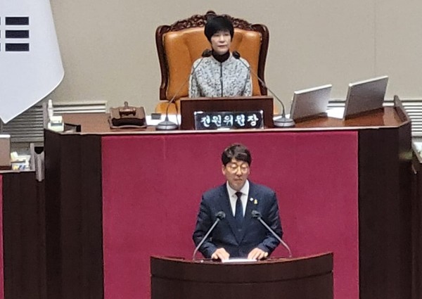 진보당 강성희 의원은  국회 데뷔 무대나 다름 없는 13일 “국민의 정치 불신을 악용한 국회의원 정수 축소 주장이나 이전 병립형 비례대표제로 돌아가자는 것은 미래가 아니라 과거로 돌아가는 매우 퇴행적 주장”이라고 밝혔다.(사진=강성희 의원 페이스북 캡처)