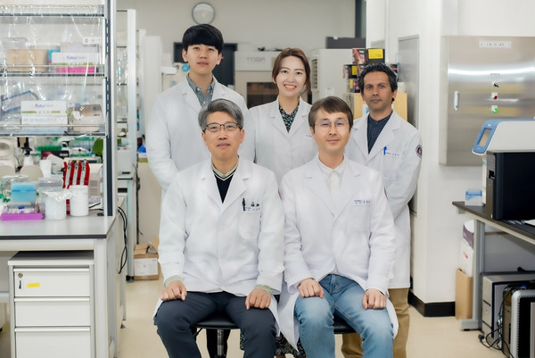 전북대학교 국성호(대학원 생리활성소재과학과)·이정채 교수(치의학과) 연구팀은 동물모델을 활용해 초미세먼지 노출 시기에 따른 조혈모줄기세포의 노화 양상과 치사율간의 관련 기작을 밝힌 논문을 발표했다고 13일 밝혔다.(사진=전북대 제공)