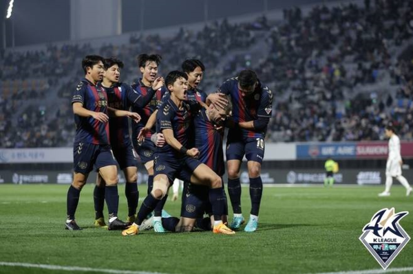 선제골이자 결승골이 된 라스의 득점을 축하하는 수원FC 선수들(사진=한국프로축구연맹 제공)