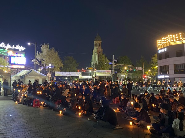 전주 풍남문광장에서 열린 세월호 참사 추모집회는 '추모시 낭송·추모 공연'에 이어 참석 시민들이 ‘세월호 진상 규명 실시하라’, ‘생명안전사회 만들어가자’ 등의 구호를 외치며 세월호 분향소 분향을 마지막으로 마무리됐다.(사진=전북민중행동 제공)