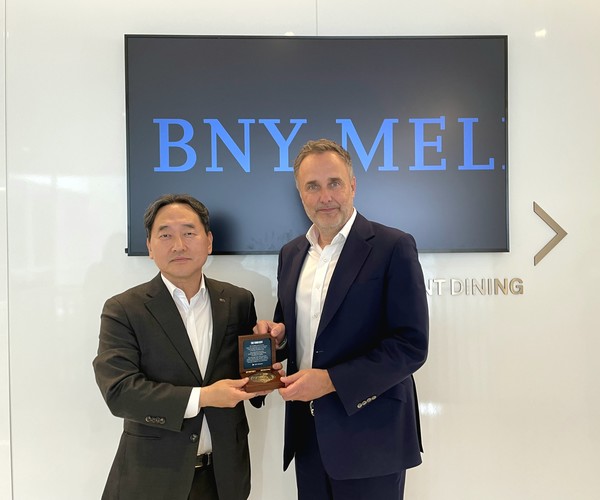 국민연금공단은 김태현 이사장이 18일(현지시간) 오후 미국 뉴욕에 있는 BNY멜론 그룹 본사를 방문해 로빈 빈스(Robin Vince) 회장과 최근 세계 경제 상황과 금융 현안, 연락 사무소 개소 등에 대해 의견을 나눴다고 19일 밝혔다.(사진=국민연금공단 제공) 