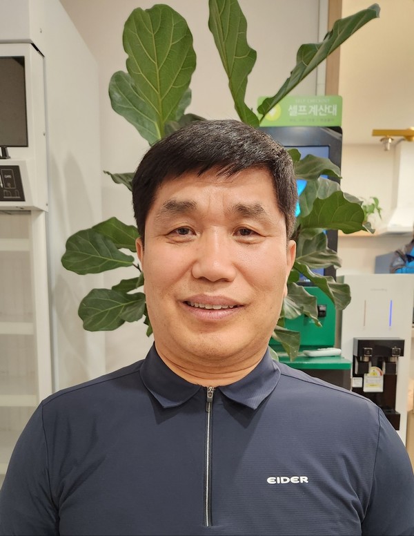 필자와 공무원 수험생 시절에 만나 지금은 전주시 공무원으로 함께 근무하고 있는 권성환 씨. "이번 국토 종단에 참여하게 된 것은 장애 공무원으로서 모든 장애인들에게 긍정적인 인식을 갖도록 하기 위해서다"고 말한다.(사진=서치식)