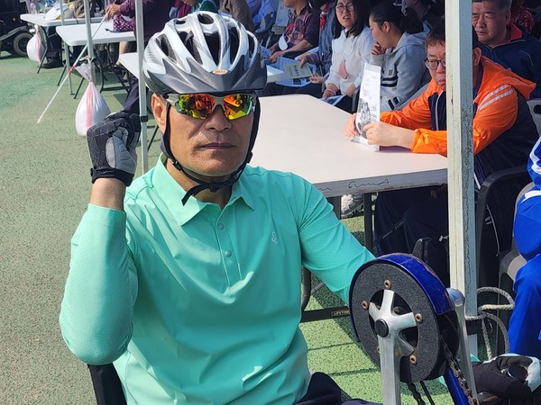 .경증 척수장애인으로 보행은 가능 하지만 극심한 통증 등 증세는 다를 게 없는 정영업 씨는 "함께 하는 게 좋아 이번 국토 종단에 참여했다"고 밝혔다.(사진=서치식)