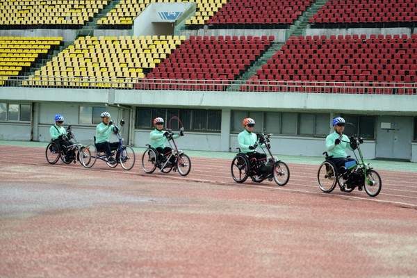 (사)전라북도척수장애인협회 소속 휠체어사이클팀이 '2024년 전라북도특별자치도 출범을 기념하고, 척수장애인들의 도전 정신을 발현하여 장애인에 대한 긍정적 인식을 확산'하기 위해 휠체어사이클 국토 종주 대장정에 나섰다.(사진=서치식)