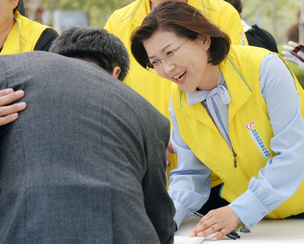 최주연 진안군자원봉사센터장이 17년간 봉사활동을 실시해 주위에 훈훈한 귀감이 되고 있다.(사진=최주연 페이스북 제공)