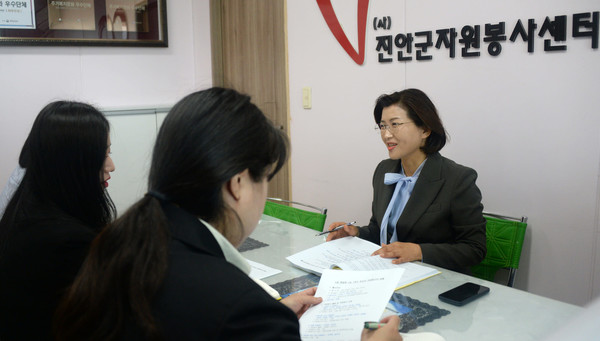 진안군자원봉사센터장으로 활동하고 있는 모습.(사진=최주연 페이스북 제공)