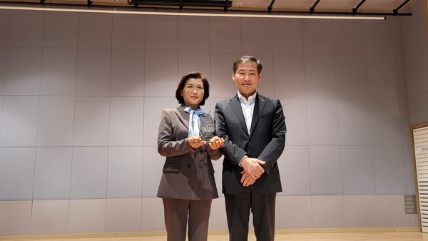 최주연 자원봉사센터장은 부임 후 2019년 대한민국주거복지문화대상에서 최우수상, 2020년과 2021년에는 대상을 수상하고, 2020년에는 행정안전부 장관·농림축산식품부 장관 표창을 받았다.(사진=최주연 페이스북 제공) 