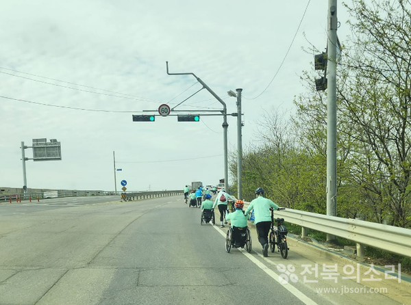 휠체어사이클 국토 종단 첫날인 22일 5명의 전북 척수장애인 팀원들이 경기도 파주시 임진각 광장을 출발해 서울 한강변을 가로질러 송파구까지 77.73km를 완주했다.(사진=서치식) 