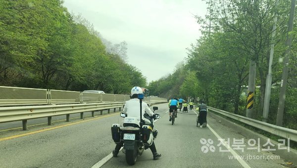 경찰의 에스코트 속에 전북 척수장애인팀의 휠체어사이클 종단이 순조롭게 진행됐다.(사진=서치식)