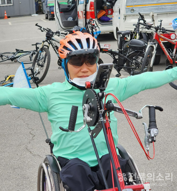 둘째 날까지 무사히 목표 구간을 완주한 전북 휠체어사이클팀 강문규 씨가 밝은 표정을 지어 보이고 있다.(사진=서치식) 