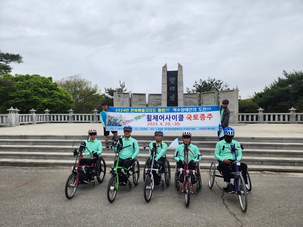 출발을 앞두고 임진각 망배단 앞에선 5인의 자랑스러운 주자들.