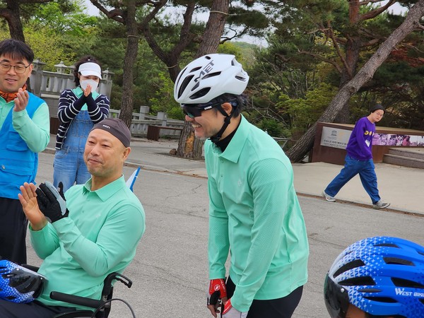 '손으로 종단팀'의 리더 김준형 센터장이 첫날의 길잡이인 그의 조카 김성배(42, 서울시 구로동) 씨를 '자랑스러운 조카'로 소개하고 있다.,