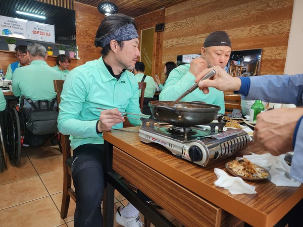 첫날 주행을 가장 걱정했던 필자의 눈에 조카님의 손질하지 않은 수염마저도 멋져 보일 만큼 그의 탁월한 길잡이로 우리 주자들은 한강변의 풍광을 한껏 즐기며 라이딩했다.