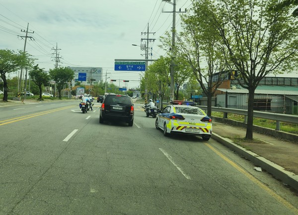 경찰차, 사이드카 등 충분한 장비와 함께 경기남부경찰청 접경 지점에 나와서 국토 종단팀을 맞아준 용인동부경찰서 관계자들.