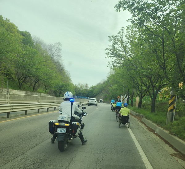 경찰 사이드카가 오르막에서 뒤에 쳐진 주자를 도맡아 에스코트 해주고 있다. 기동성 있는 사이드카는 오르막길에서 진가를 발휘하곤 했다.