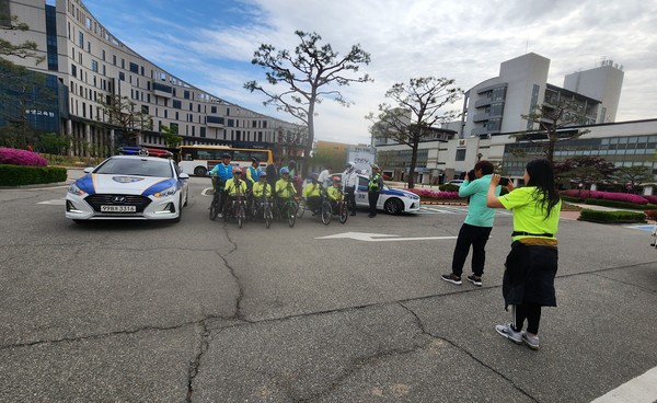 경기 남부경찰청청 의 첫 경찰서인 용인동부경찰서에 전달한 요구사항이 평택경찰서까지 정확하게 전달되어 이에 감동한 대원들이 마지막 휴식처인 복지대학교 교정에서 즐겁게 기념 촬영을 하고 있다.