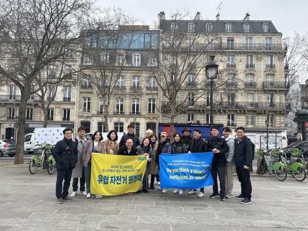 2023년 2월 24일 파리시의 자전거 단체(MDB-더 좋은 이동을 위한 자전거협회)를 방문하기 직전에 바스티유 광장에서 기념 사진을 찍은 원정대원들 모습.