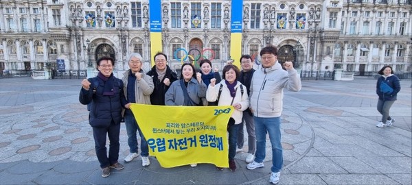 파리 시청 앞에서 원정대원들의 모습이다. 파리는 이달고 시장의 리더십과 시민들의 동의과정을 통해 파격적이고 놀라운 변화를 만들어 내고 있어 매우 주목받고 있는 도시다. 일행들은 파리에서의 일정 내내 '대도시 파리에서 어떻게 이런 변화가 가능할까'라고 경탄을 금치 못하였다.