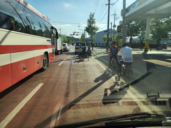 경찰의 에스코트가 없어 건널목마다 신호에 맞춰 주행하려니 더 많은 시간이 소요됐다.