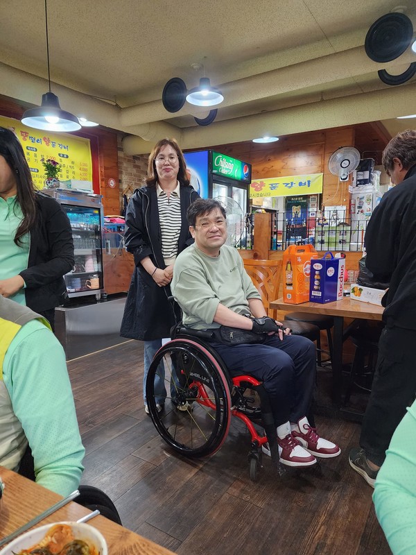 ''손으로 국토 종단'을 응원하러 각종 과일을 사들고 온 조영호(51. 전라북도 장애인협회 이사) 부부.