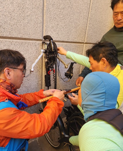 김준형 센터장의 사이클이 전복되며 체인 부분이 망가져 더 이상 주행은 어려웠다.