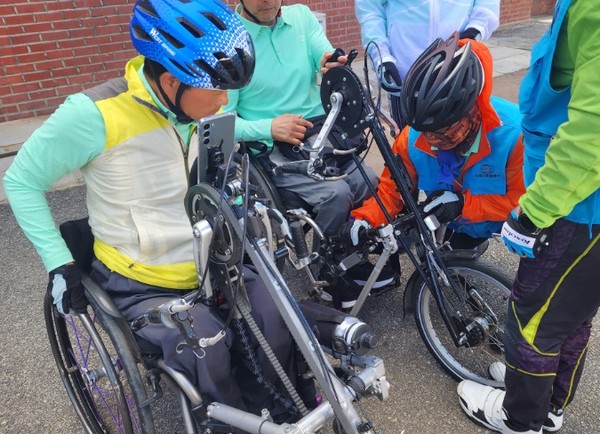 사고를 당한 센터장의 이상 유무부터 확인하고 있다.