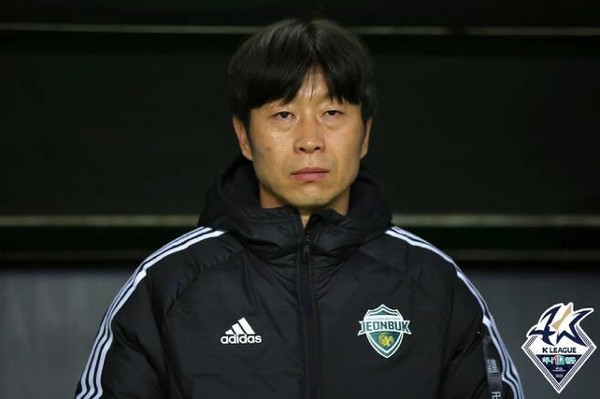 전북의 김두현 수석 코치(사진=한국프로축구연맹 제공)