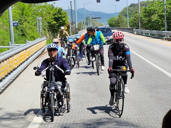 전복 사고와 배뇨 문제를 겪는 중에도 맨 앞에서 대열을 이끄는 김준형 센터장.