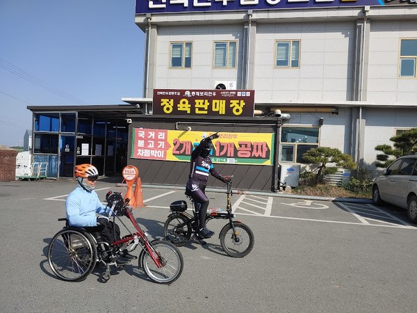 라이딩을 못한 김제의 한 식당에서부터 나홀로 라이딩을 시작하는 성환 씨.