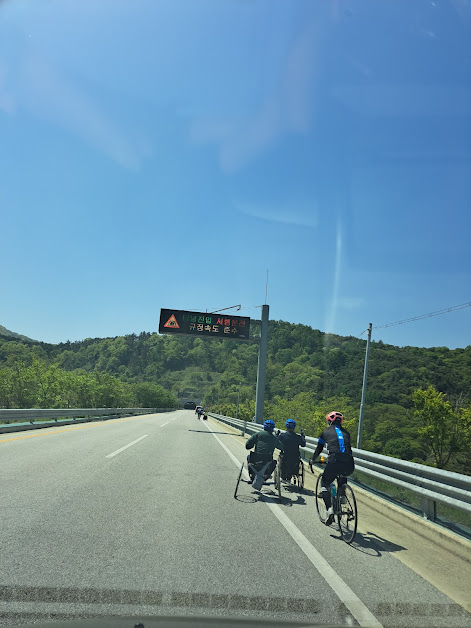 27일 정읍에서 장성 간 고갯길에서 생긴 진기한 모습. 경증안 정엽엽 씨가 센터장을 밀어주고 있다.