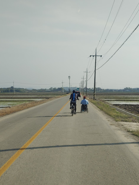 전기 자전거를 가지고도 쉼 없이 질주하는 성환 씨를 따라 잡지 못해 뒤를 따르는 진귀한 장면이 펼쳐졌다.
