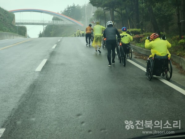 종단 마지막 날 비가 많이 내리는 바람에 힘든 종단이 이어졌다.(서진=서치식)