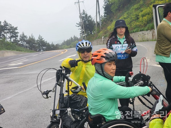 팔의 힘으로 550km를 달려온 휠체어사이클 '국토 종단' 팀원들.