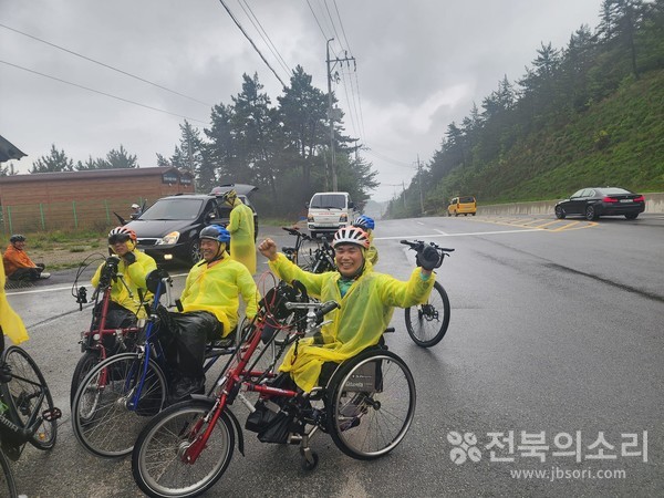 "드디어 해냈다!"...김준형 센터장을 비롯한 5명의 국토 종단팀이 29일 종착지에 도착해 환호하고 있다.(사진=서치식) 