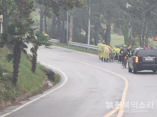 해남의 땅끝항을 향해 막바지 최선을 다해 달리는 휠체어사이클 국토 종단팀.(사진=서치식)