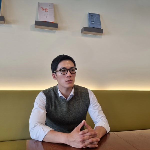 "다큐에 능수능란했다면 더 많이 잘 보여줄 수 있었을 텐데 아쉬운 부분이 많다"고 말하는 홍주환 기자(사진=홍주환 제공)